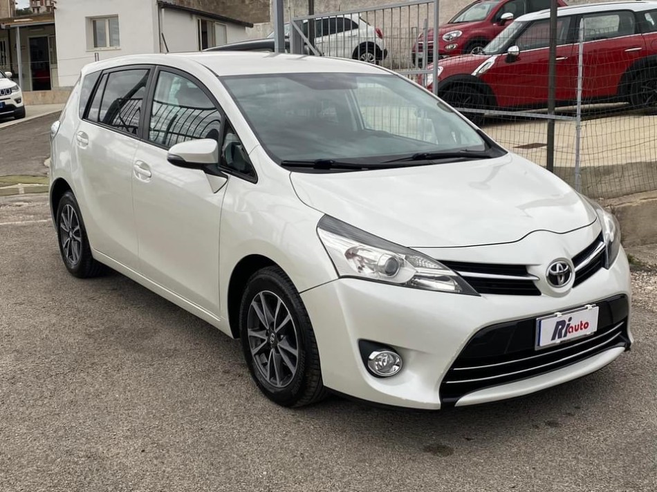 Toyota Verso 2.0 d4d 124 cv   2013 